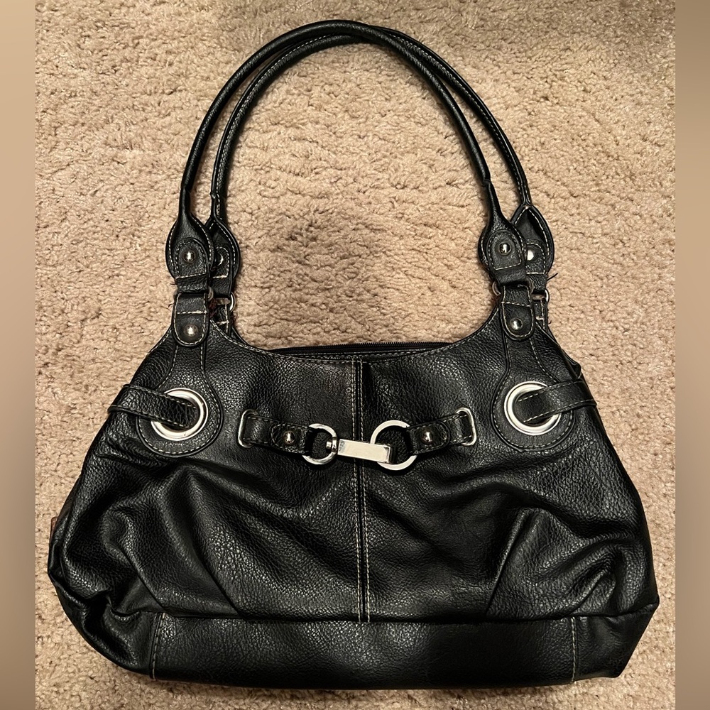 Women’s black tote purse in excellent condition. Multiple pockets inside.